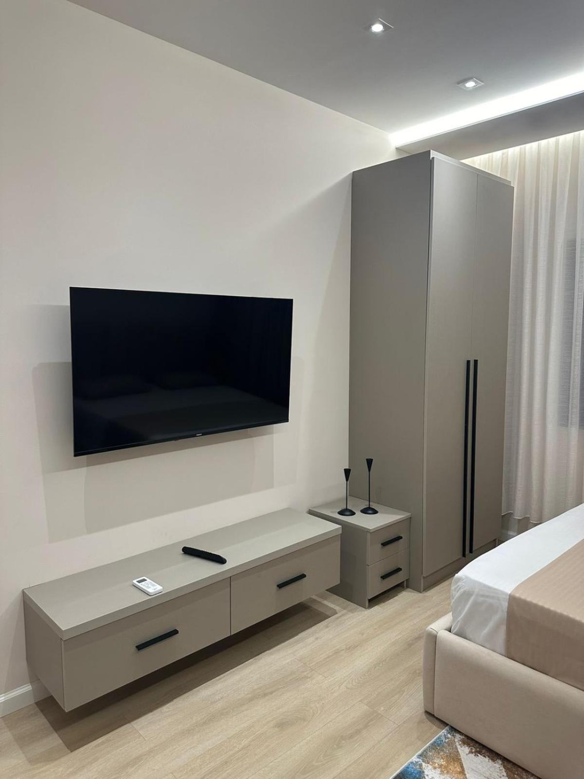 Home To Go Studio Apartament Tirana Bagian luar foto